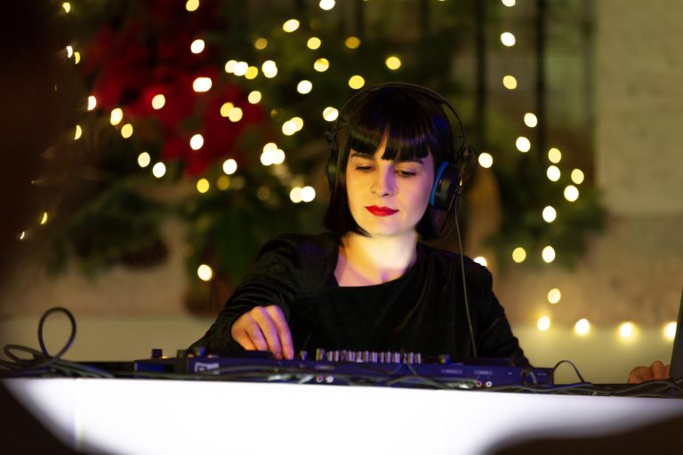 DJ Aleea durante una actuación