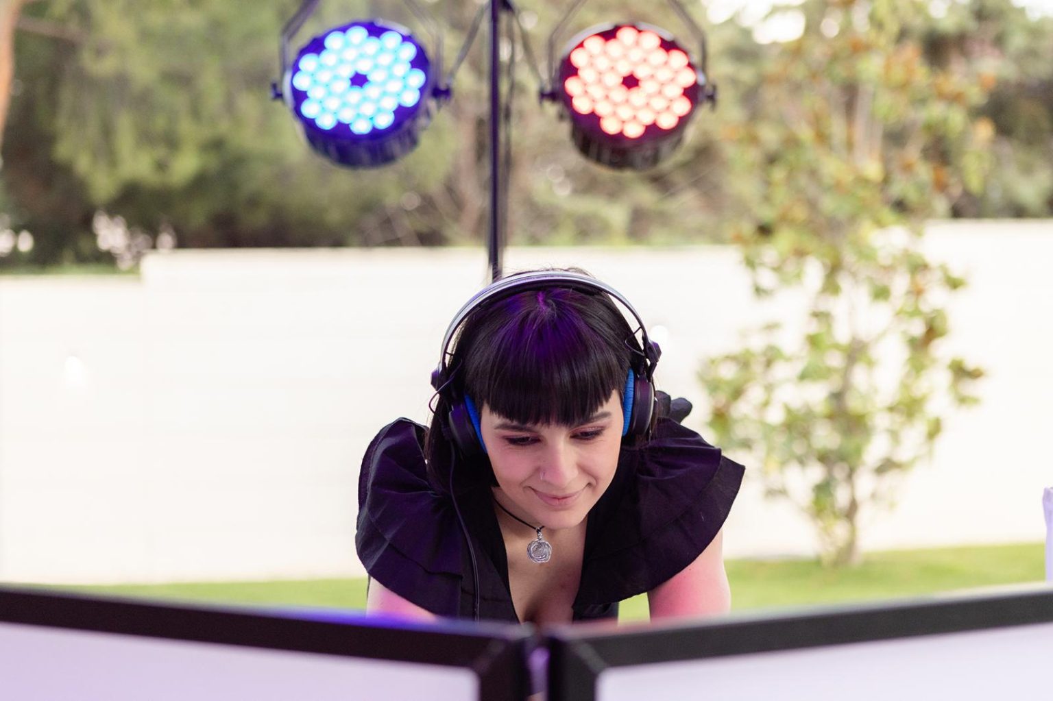 Aleea con auriculares durante una sesión al aire libre