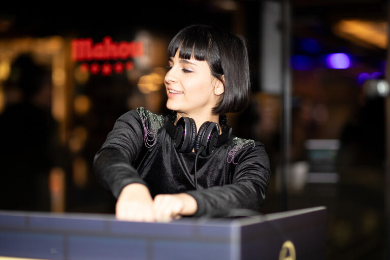 DJ Aleea durante una actuación