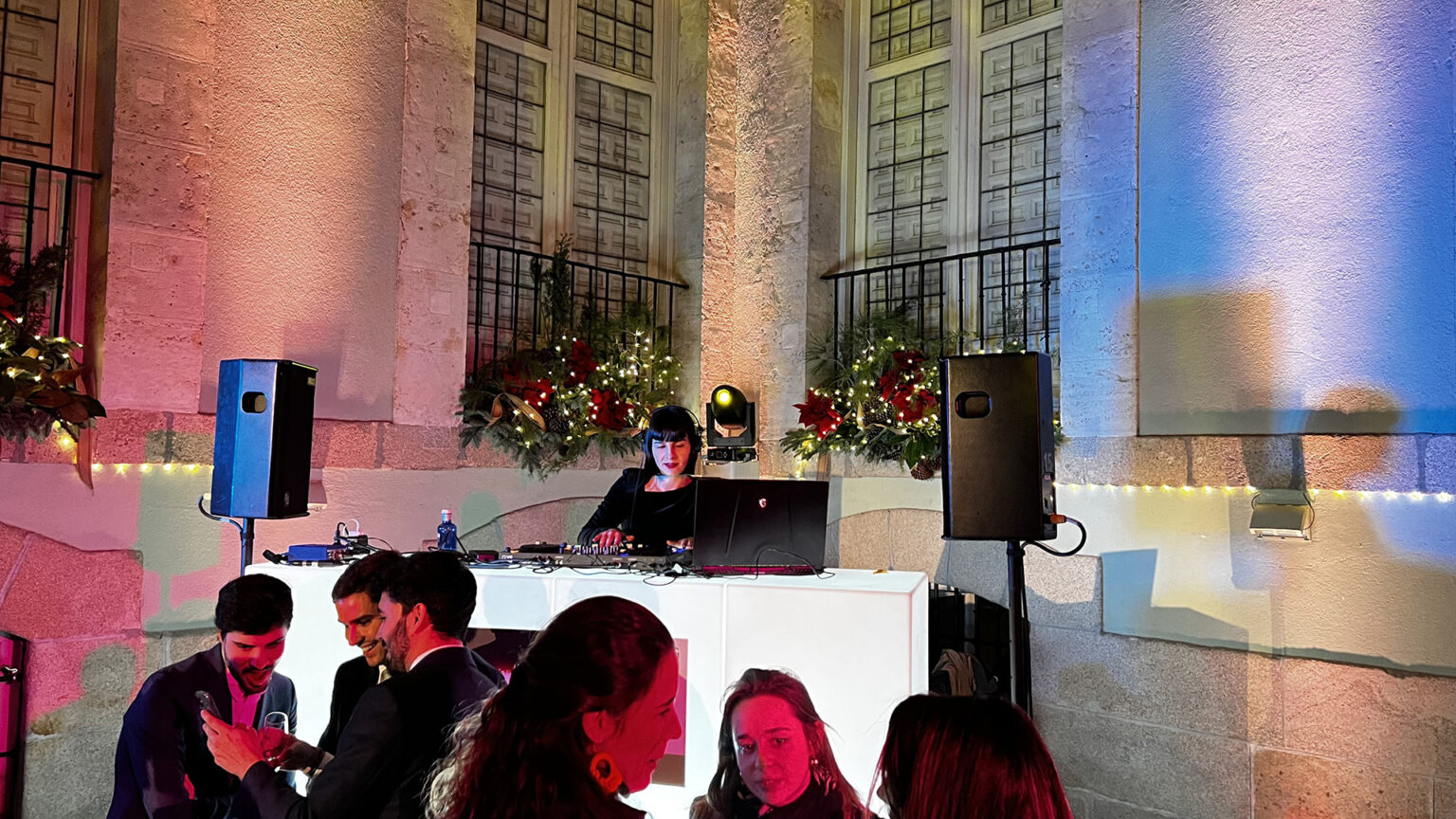 Montaje de Aleea con cabina y altavoces en un gran salón