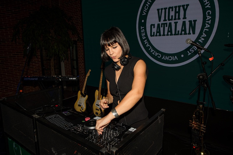 DJ Aleea mezclando música durante un evento