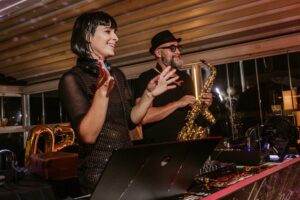 DJ Aleea ja saksofonisti esiintymässä