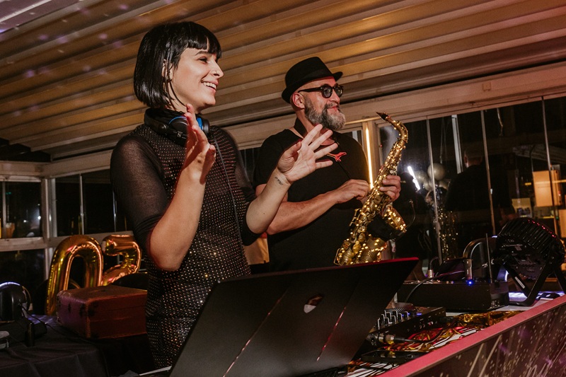 DJ Aleea junto a un saxofonista durante una actuación