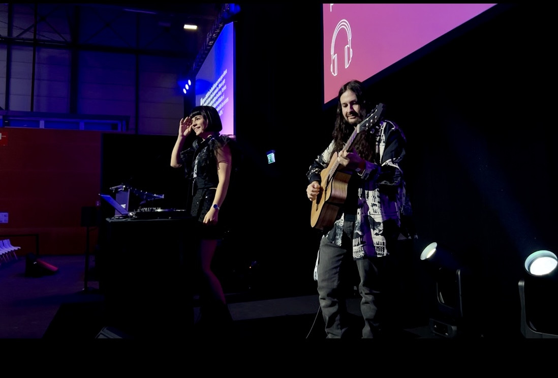 DJ Aleea y guitarrista actuando juntos