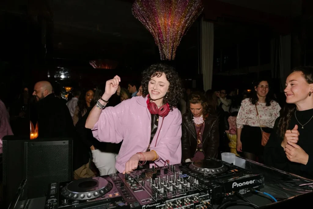 Daya actuando como DJ
