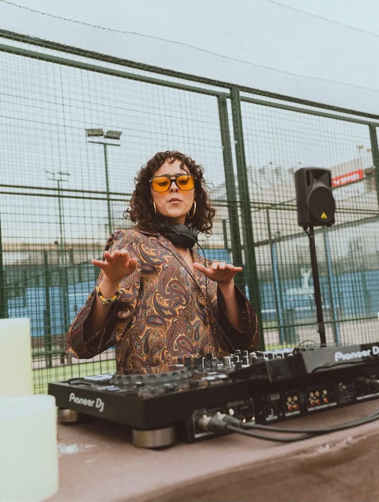 Daya actuando como DJ
