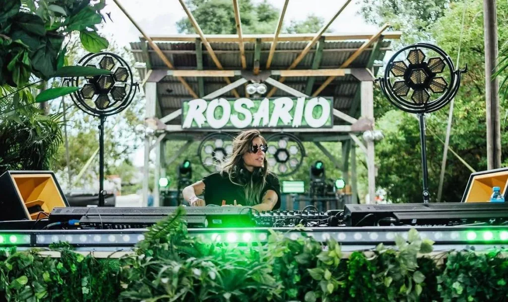 Andy actuando como DJ