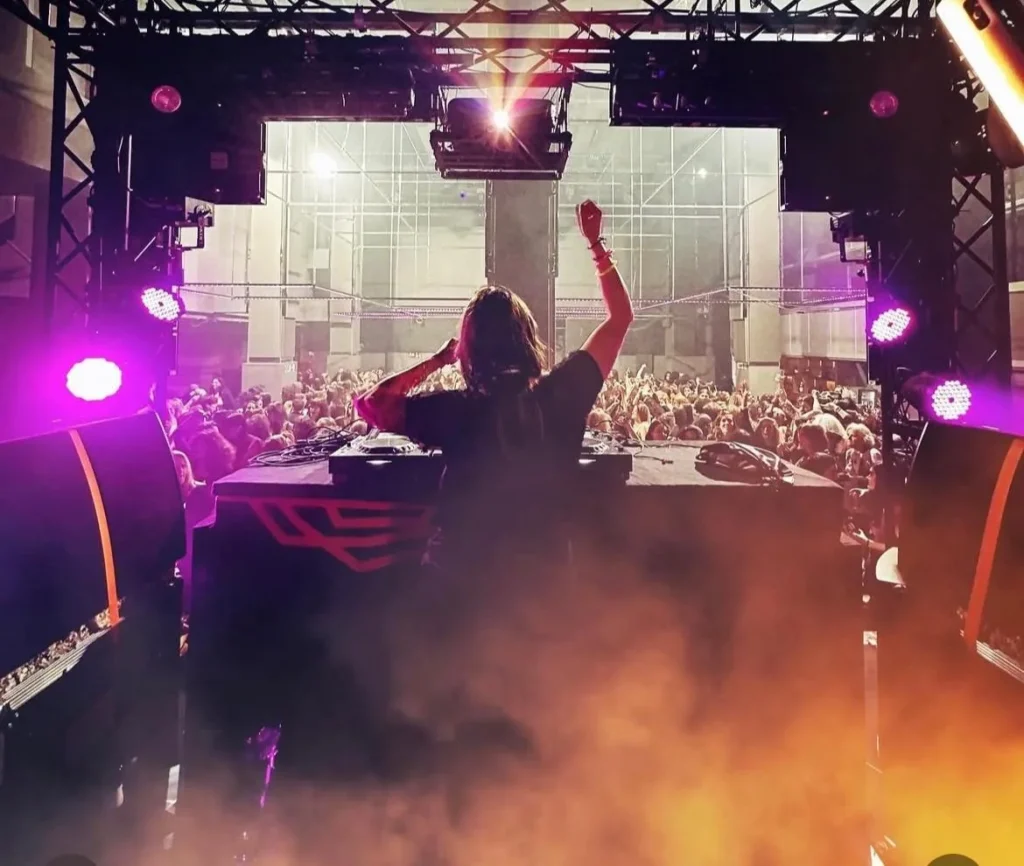 Andy actuando como DJ